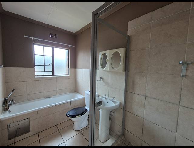 2 BEDROOM SECTIONAL TITLE RENTED IN SONNEVELD